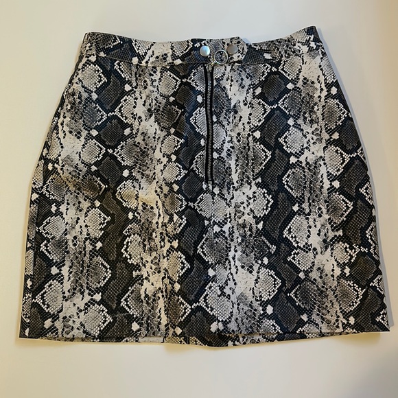 Dresses & Skirts - Mini Skirt great for the office or a date night *faux leather *animalprint